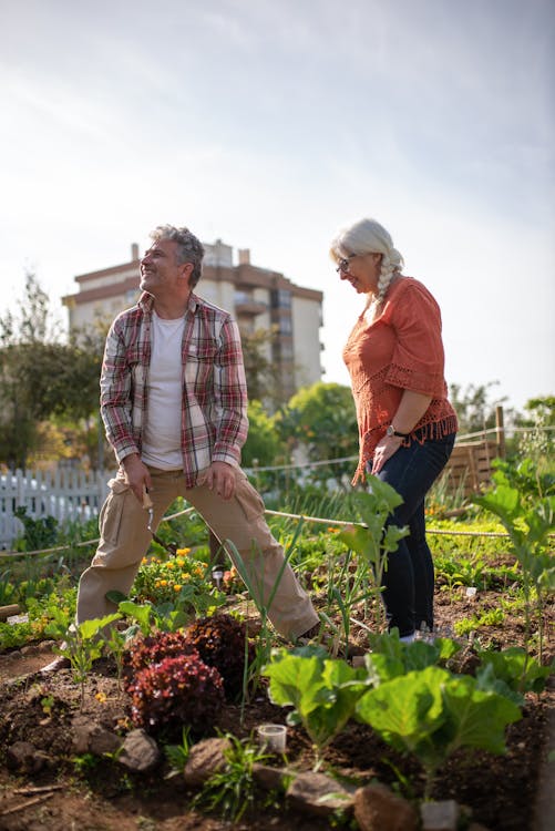 Couple de seniors dans leur jardin