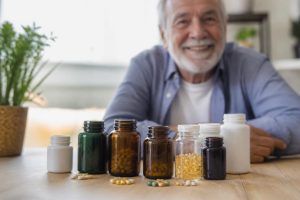 découvrez quels compléments alimentaires choisir après 60 ans pour préserver votre santé et votre bien-être au quotidien. conseils adaptés aux besoins des seniors.