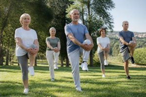 découvrez 10 exercices d'équilibre simples et efficaces pour les seniors, conçus pour renforcer la stabilité et prévenir les chutes au quotidien.