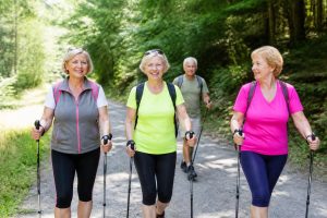 découvrez les bienfaits de la marche nordique pour les seniors et nos conseils pratiques pour bien débuter cette activité physique adaptée et bénéfique pour la santé.