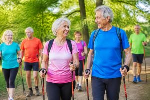 découvrez les bienfaits de la marche nordique pour les seniors et bénéficiez de conseils pratiques pour bien débuter cette activité physique adaptée et revitalisante.