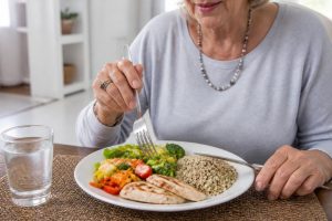 découvrez des idées de menus équilibrés spécialement conçus pour les femmes de 65 à 75 ans, alliant nutrition et plaisir pour une santé optimale.