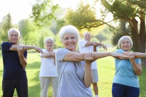 découvrez des exercices de stretching doux spécialement conçus pour les seniors afin de maintenir souplesse, mobilité et bien-être au quotidien.