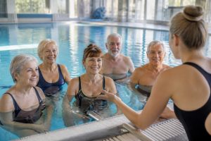 découvrez les bienfaits des cours de natation pour seniors et trouvez des établissements proposant des séances adaptées pour améliorer votre santé et votre bien-être.