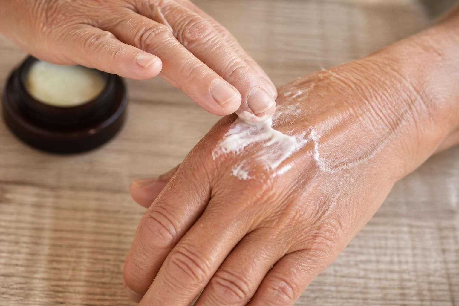 découvrez les meilleures crèmes et soins naturels pour protéger et hydrater la peau sèche chez la personne âgée. astuces et conseils pour une peau douce et saine.