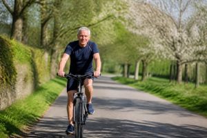 découvrez les bienfaits du vélo pour les seniors et restez en forme grâce au cyclisme, une activité idéale pour la santé, la mobilité et le bien-être à tout âge.