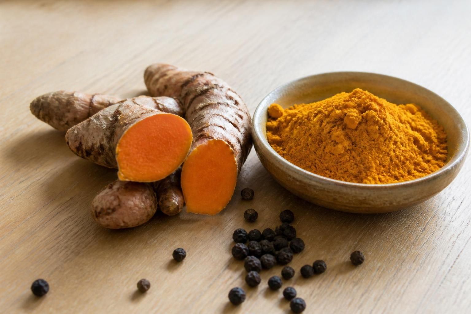 découvrez les bienfaits du curcuma et du poivre noir, pourquoi les associer pour optimiser leurs effets, et comment les utiliser facilement dans votre quotidien pour améliorer votre santé.